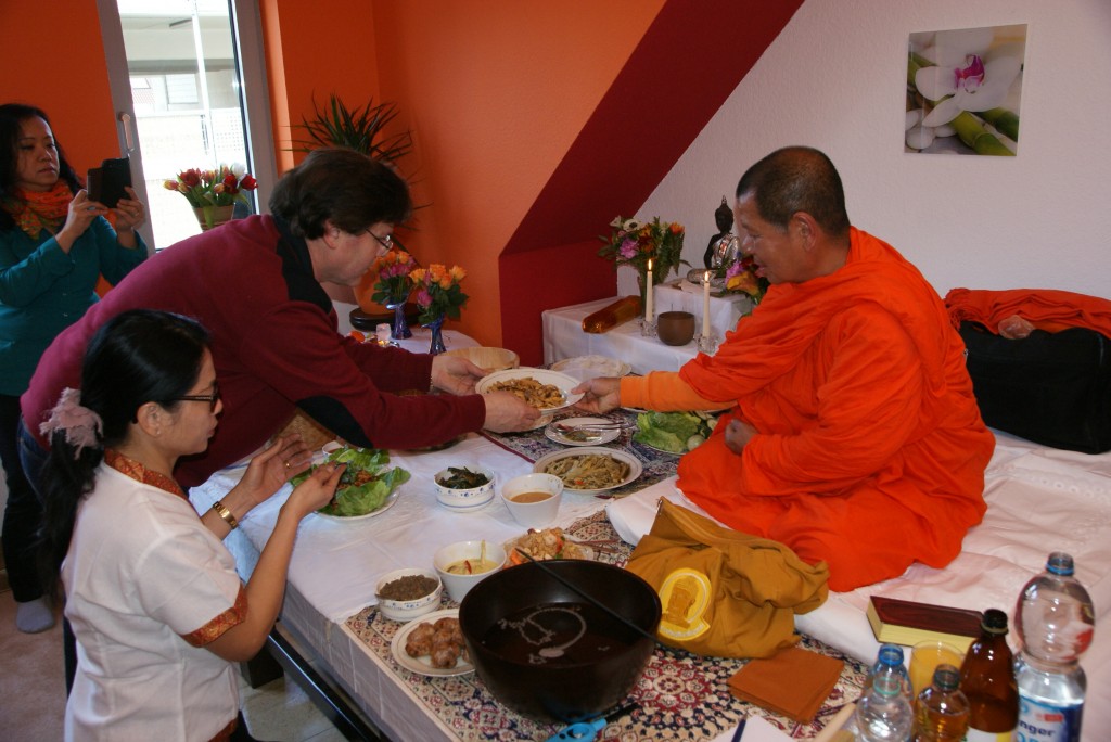 Ein Bouddhist Mönch gibt einen Segen für den Salon
